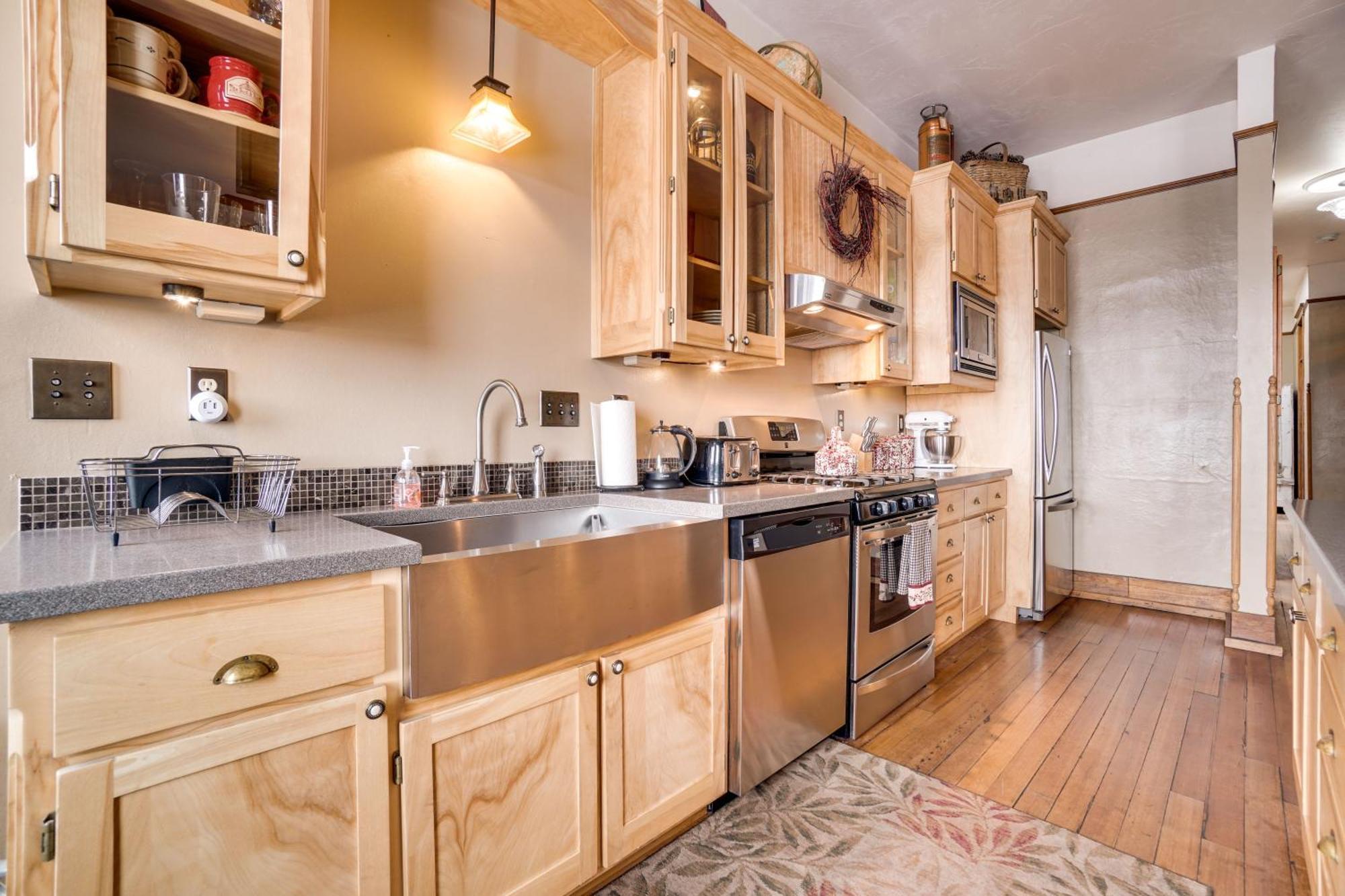 Vintage Downtown Laramie Apartment With Deck! Exterior photo